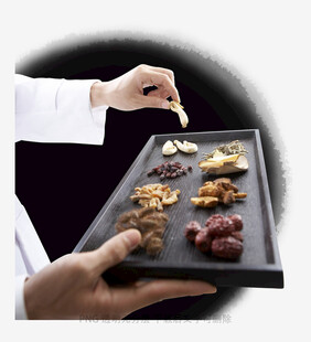 厨师展示多样美味糕点