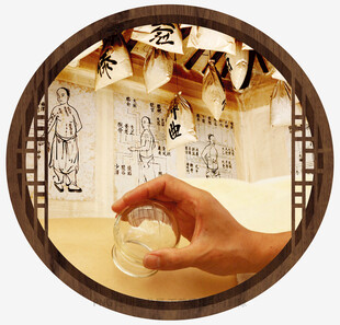手捧古物展现中式韵味