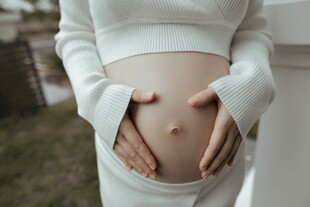 孕妇轻抚隆起的孕肚