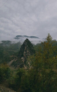 云雾缭绕的山间景色