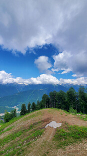 山坡美景蓝天白云青山