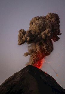 火山喷发壮观景象