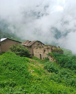 云雾中的山间古朴小屋