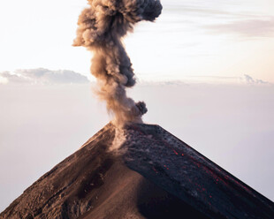 火山喷发瞬间壮丽景象
