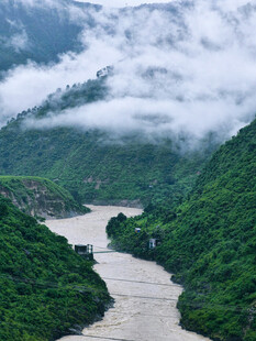 云雾缭绕的山间河谷美景