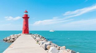 海边码头礁石灯塔风景