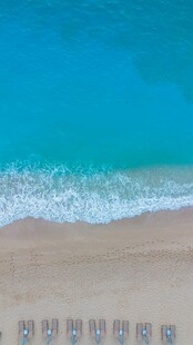美丽海滩沙滩与海浪