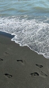 沙滩上的海浪与脚印