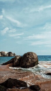 海边巨石与海浪