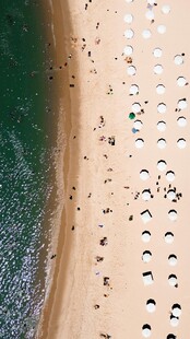 沙滩海浪上的点点脚印