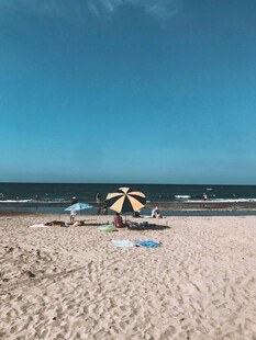 沙滩上的遮阳伞与海景