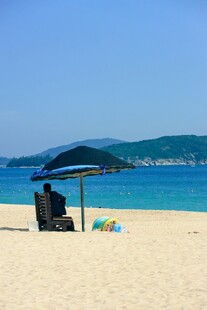沙滩遮阳伞下的休闲时光