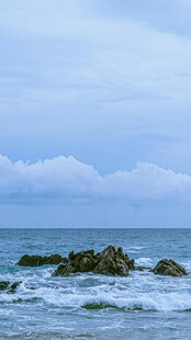 海边礁石与翻涌海浪