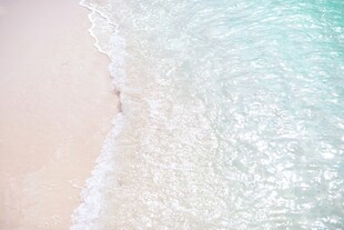 海边轻柔海浪与沙滩美景