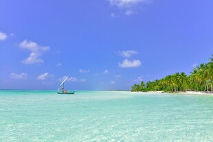 美丽海岛的澄澈海景