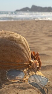 沙滩上的遮阳帽与太阳镜