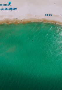 俯瞰碧绿清澈的海边水域