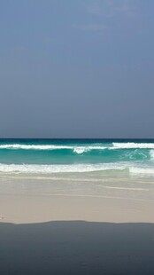 美丽海滩与蔚蓝海浪