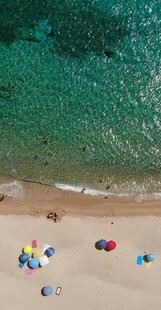 俯瞰多彩沙滩与碧海