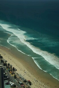 俯瞰美丽的海浪沙滩景色