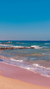 粉色沙滩上的海浪美景