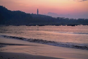 夕阳下的美丽海滨风光
