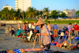 海滩上的传统手工艺售卖场景