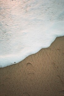 沙滩海浪间的美丽足迹
