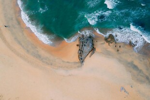 俯瞰海岸沙滩与礁石