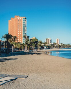 海滨城市沙滩与高楼美景
