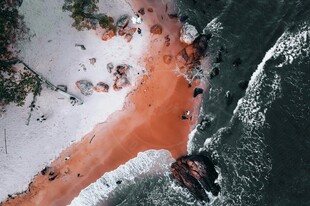 海滩红色水流景象