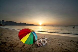 沙滩夕阳下的多彩遮阳伞