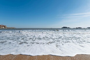海边浪花翻涌的美丽景象