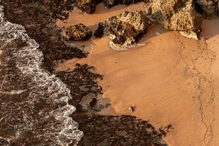 海岸沙滩与海浪景观