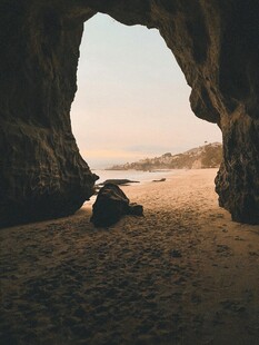 海滩洞穴中的静谧景象