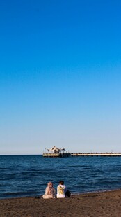 海边情侣依偎赏景