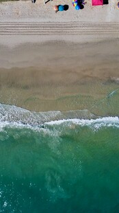 俯瞰海滩海浪彩色帐篷