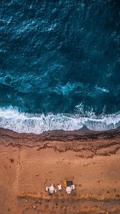 俯瞰海边沙滩上的人群