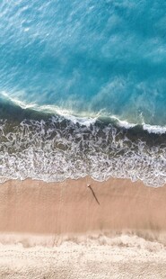 海边沙滩与蔚蓝海浪