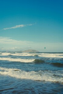碧海蓝天海浪翻涌景象