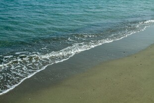 海浪轻拍沙滩的美丽景致