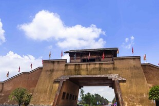 炭河千古情景区古老城门建筑 