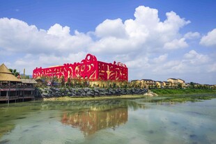 炭河千古情景区湖畔美景