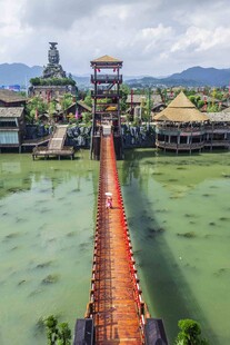 炭河千古情古桥横跨绿水美景