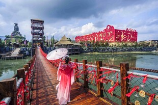 炭河千古情景区漫步河畔古桥