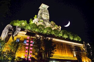 夜晚中炭河千古情景区 