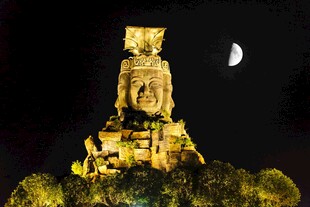 炭河千古情月夜下的古老神秘雕像
