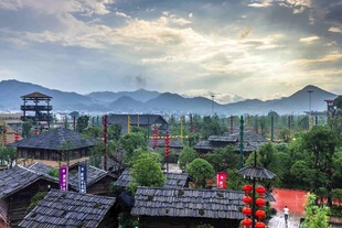 炭河千古情景区远山近景相映