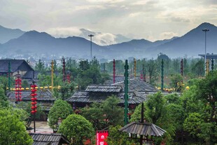 炭河千古情景区青山环抱的建筑群