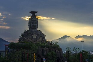 炭河千古情景区曙光中大门雕塑